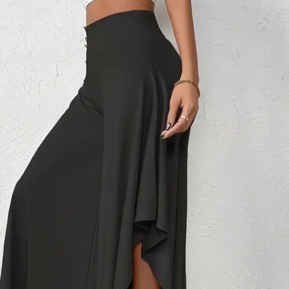 back Ruffle asymmetrical wide leg pants in size Med NEW - Picture 4 of 4